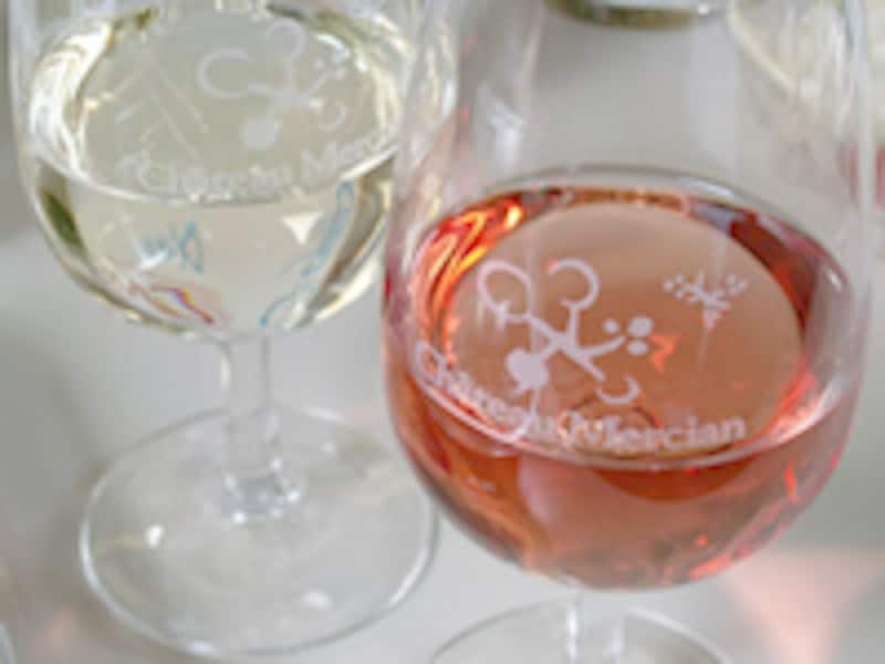 爽やかなワイン、白とロゼのグラス