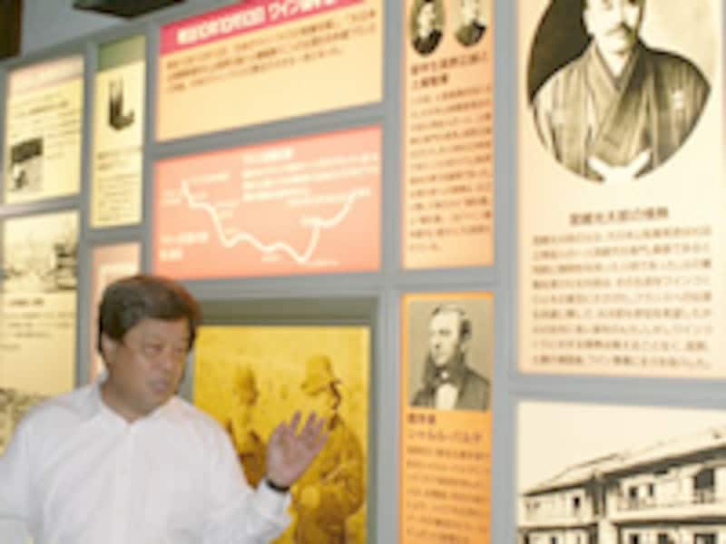 パネルの前で解説する上野昇氏