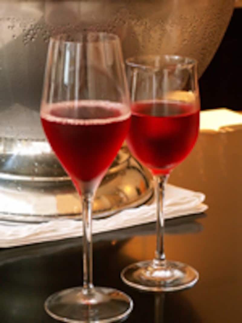 涼しげなワインクーラーの前にキールとキール・ロワイヤルのグラスを並べて