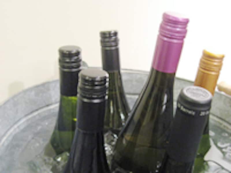 バケツで冷やされるボトル