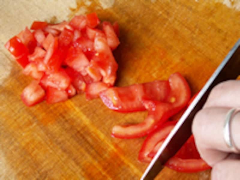 トマトとバジル、塩コショウとオリーブ油を混ぜ合わせます