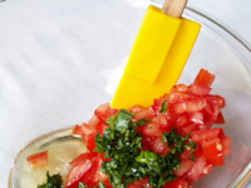 トマトとバジル、塩コショウとオリーブ油を混ぜ合わせます