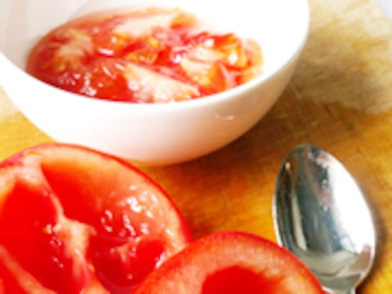 トマトの種を取り除きます