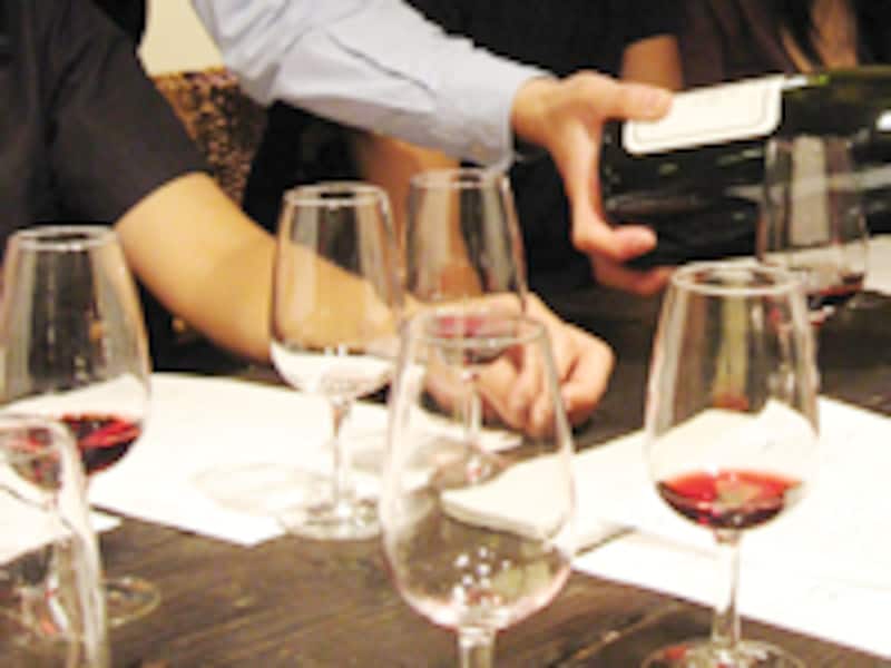 数多くのグラスにワインを注ぎ分ける