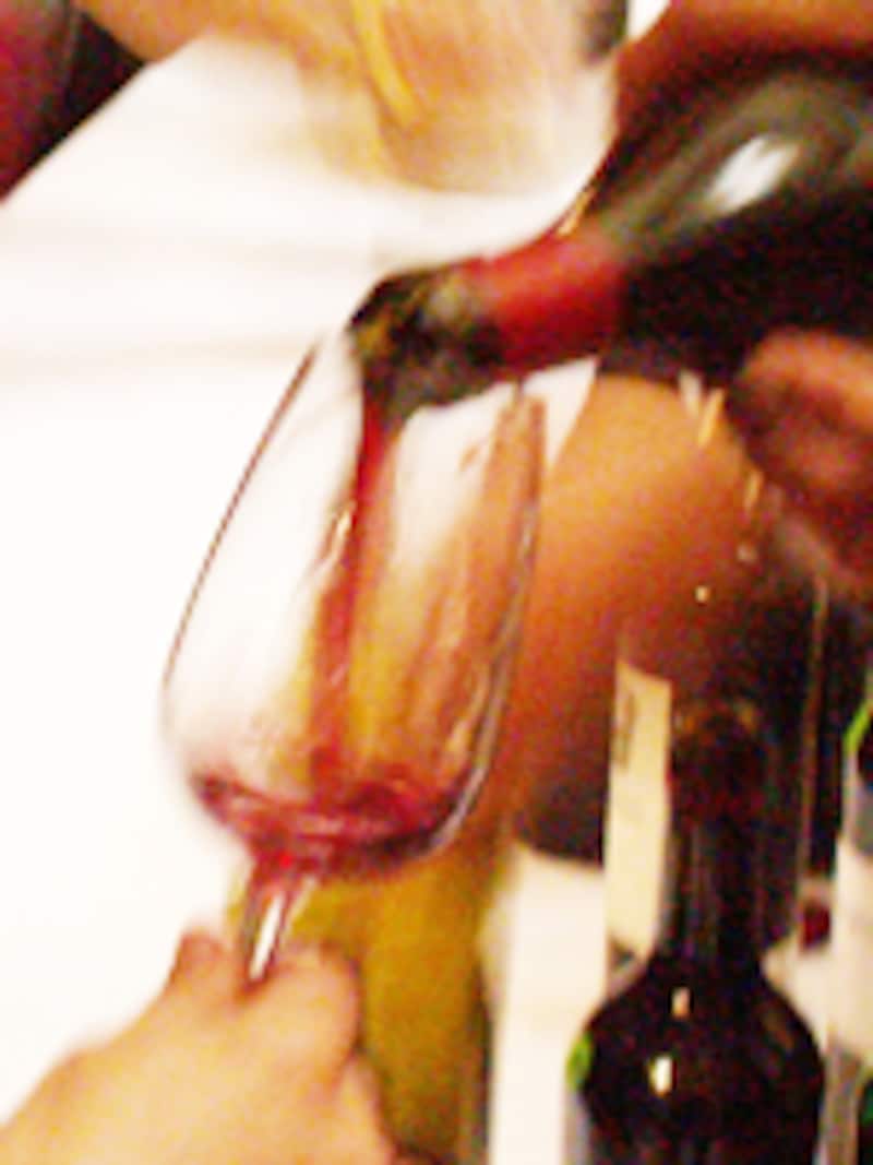 赤ワインをグラスに注ぐ