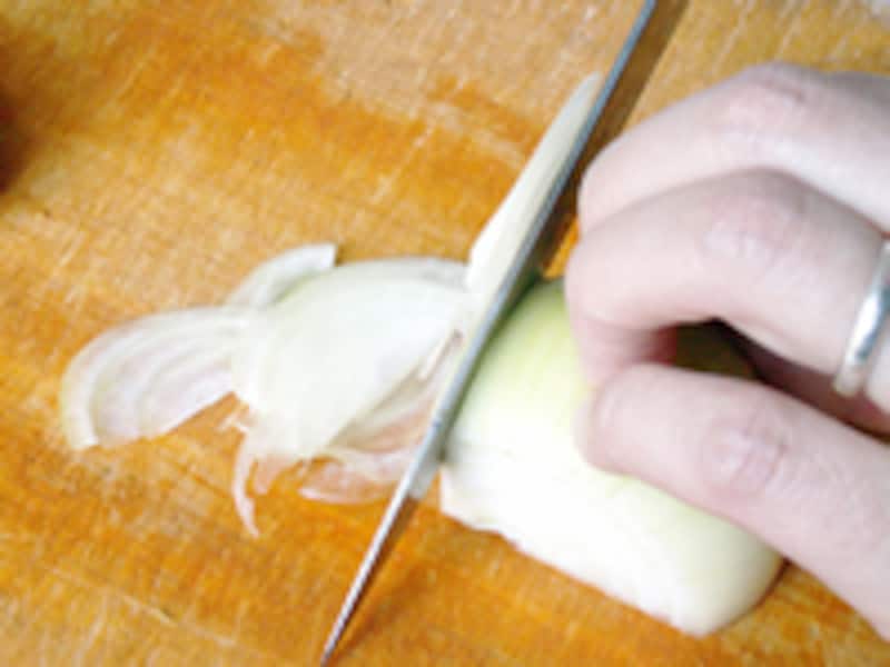 玉ねぎを薄切りにする