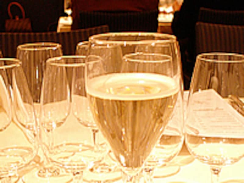 空のグラスが横一列に並んだ手前にスパークリングワインの入ったグラス