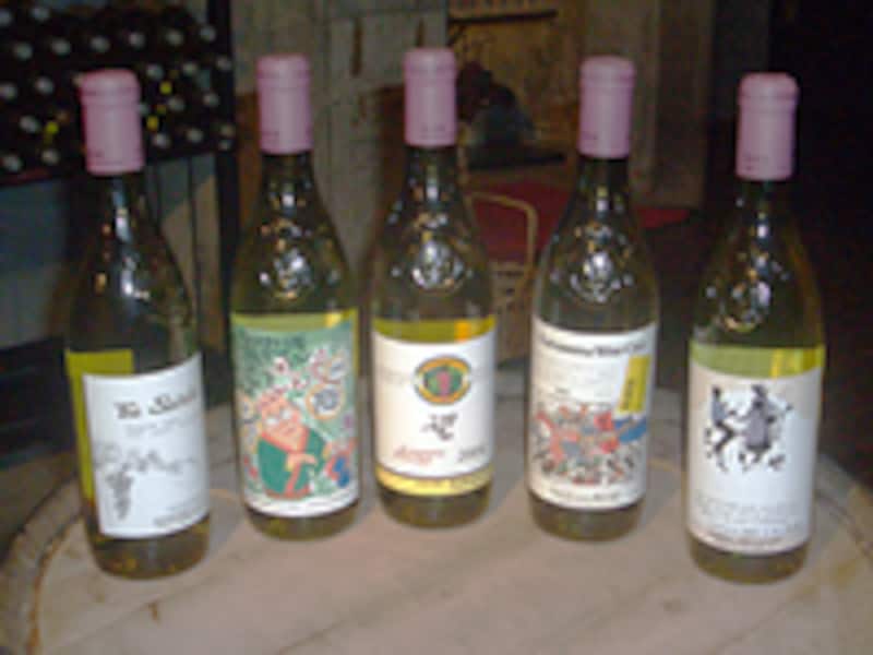 樽の上に置かれたオリジナルラベルのワイン5本