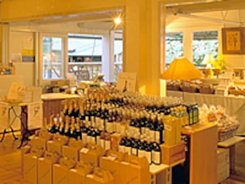 琥珀色の光に照らされるショップ