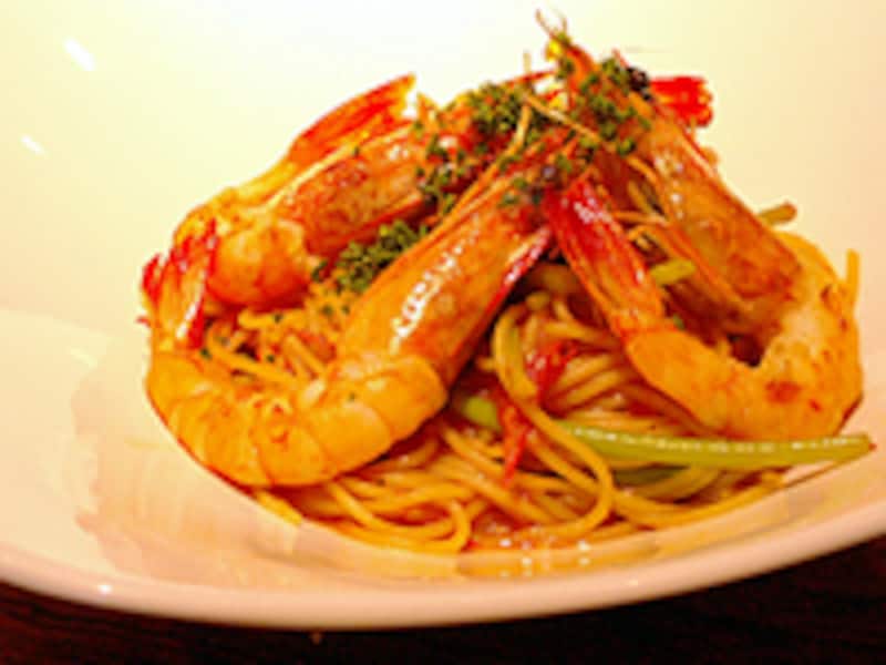尾の部分だけ殻を剥かれた頭つきのエビが乗ったスパゲティー