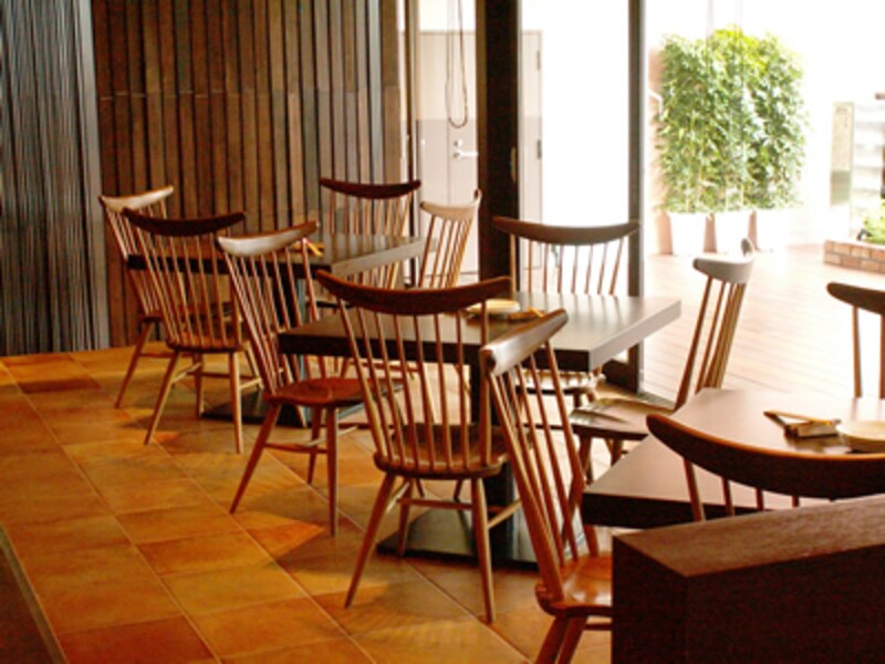 こげ茶色の木製テーブルそして椅子が並ぶ店内