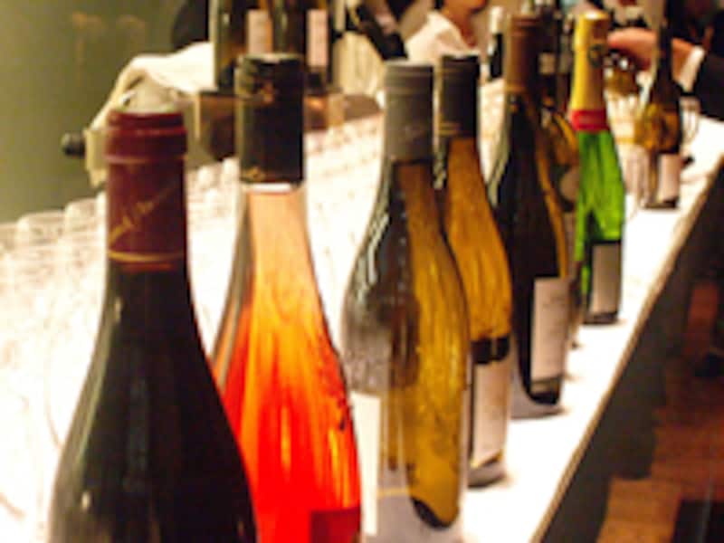 赤・白・ロゼ・スパークリングとさまざまなロワールワインのボトルが並ぶ