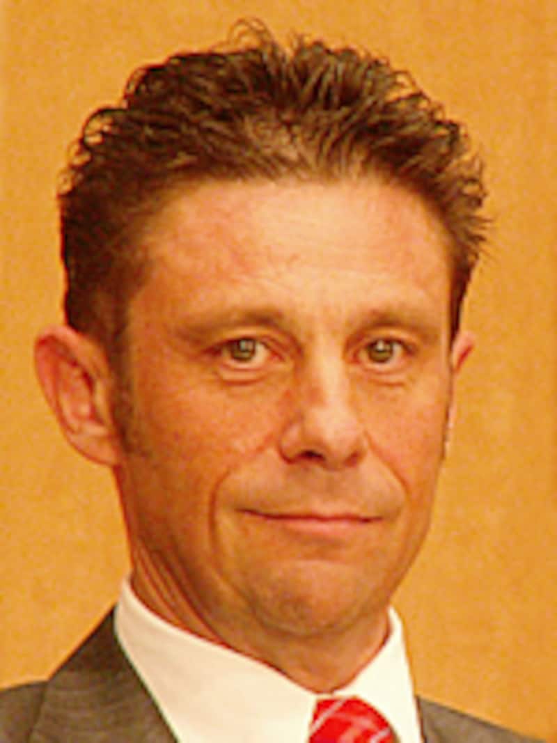 メナール氏がじっと正面を見つめる顔写真