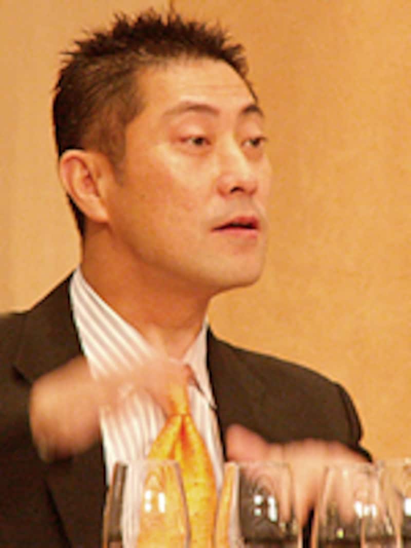 中本氏が手振りを交えて解説する様子