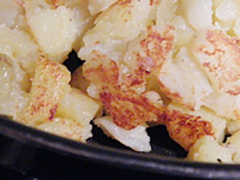 ジャガイモに明るい茶色の焦げ目がついている様子