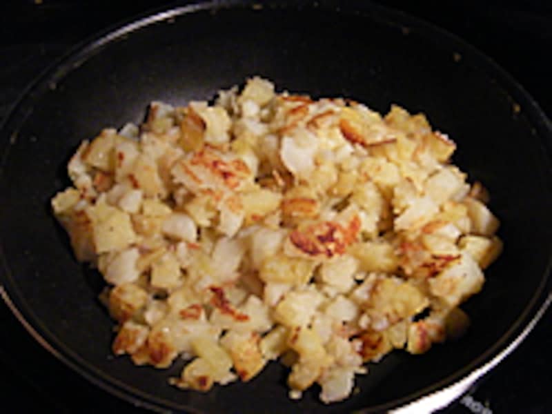 鍋の中のジャガイモに焦げ目が付いたものが増えてきています