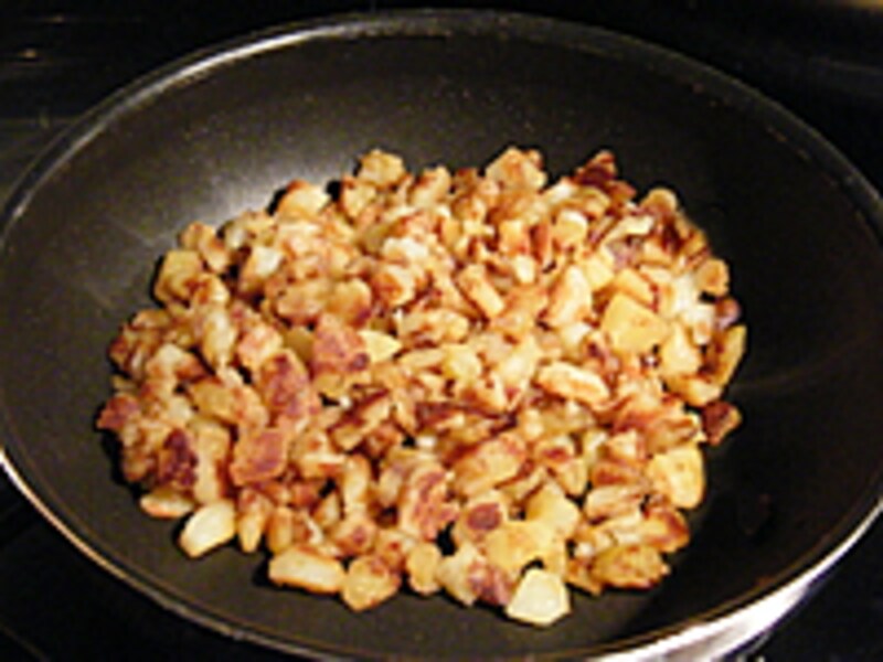 ほとんどのジャガイモ片に焦げ目がついています