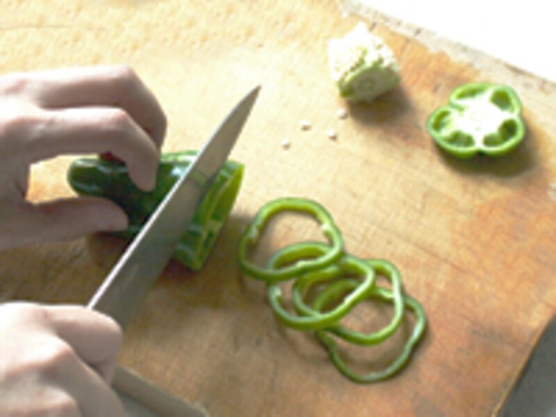 まな板の上でピーマンを輪切りにするようす