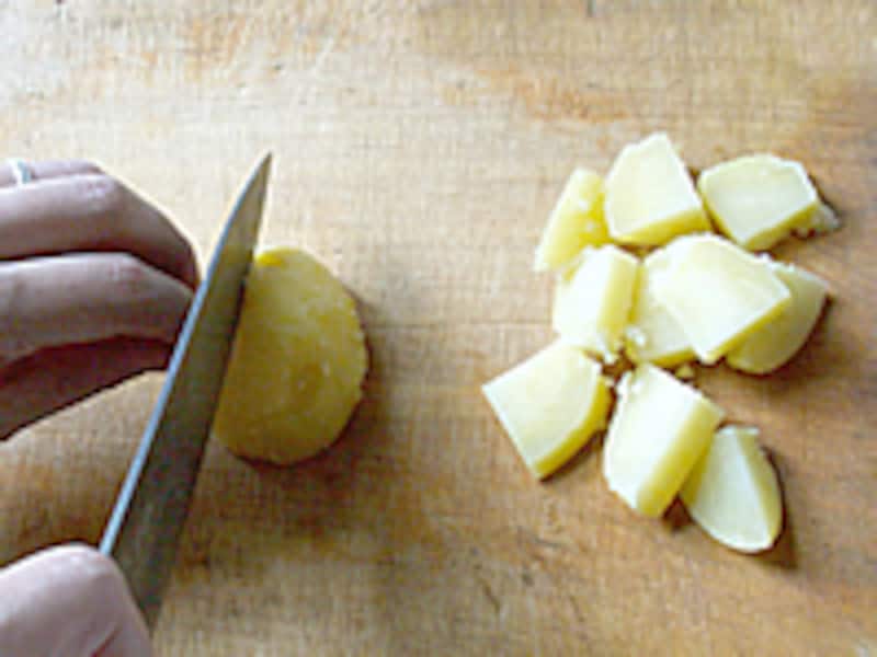 まな板の上でジャガイモを刻んでいるようす