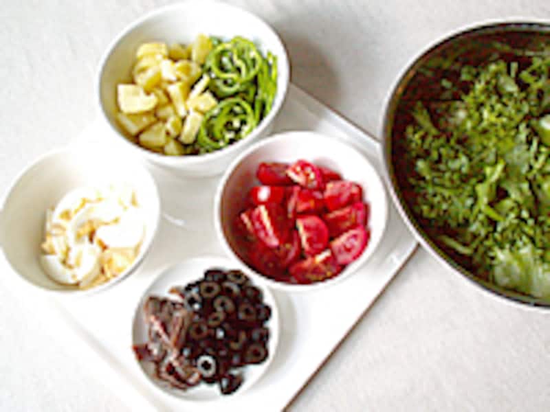 下ごしらえの終わった素材を並べたようす