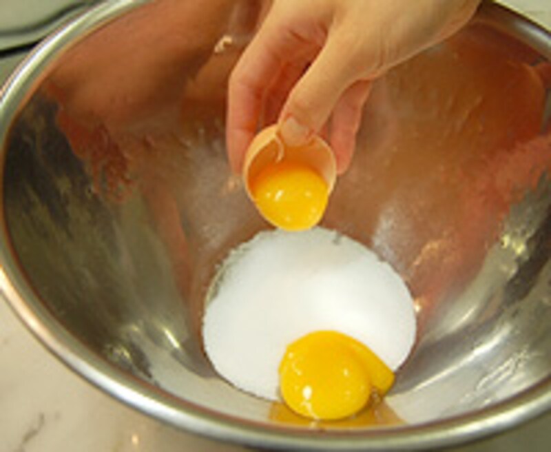 卵黄を割り入れる