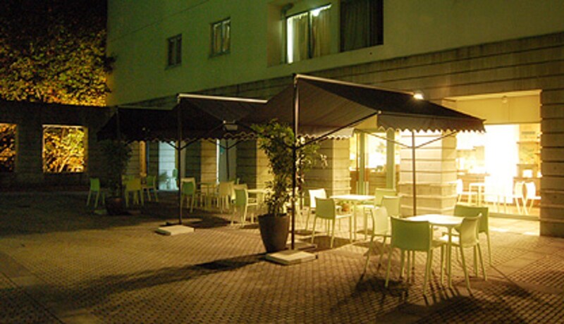 夜のオープンカフェ
