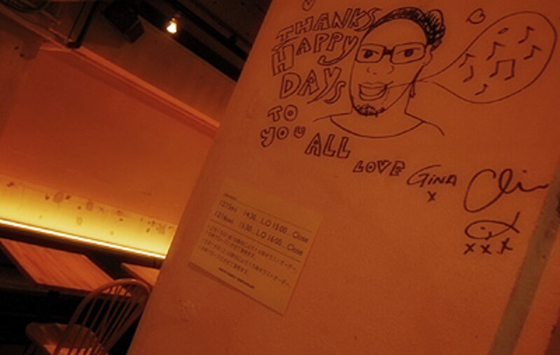 東京ファミレスの壁の写真