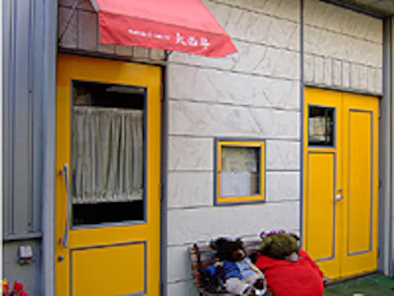 お店の外観。ベンチに座ったクマが目印です