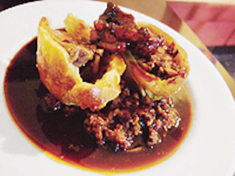 エトフェ仔鳩のブリオッシュ包み。肉も美味しいですが、ぜひソースも味わいたい