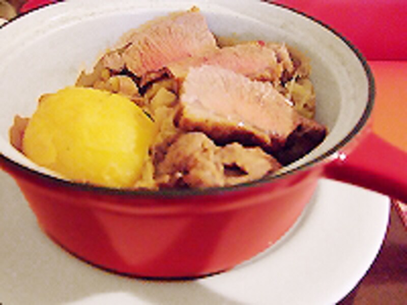 メインの羊は直径30cmはあるココットにいっぱいで出てきます