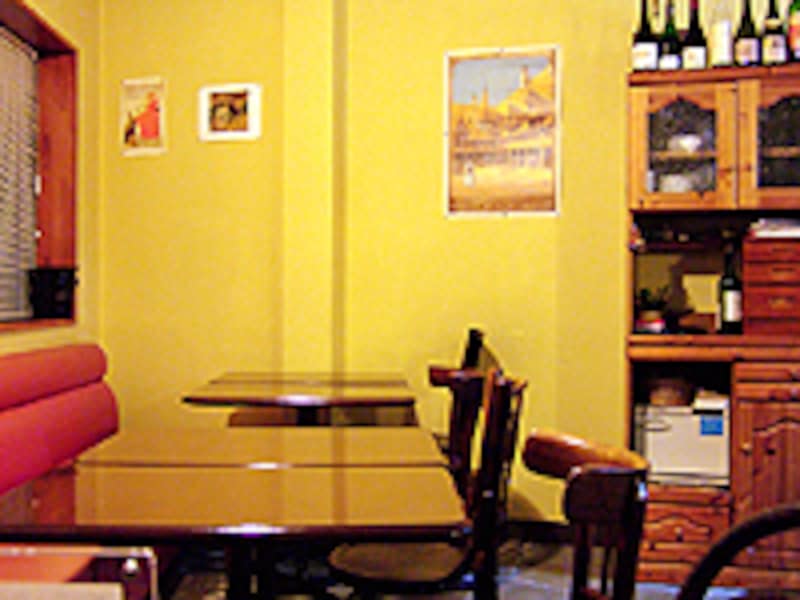 お店の内装はまるで南仏の家に招かれたよう 