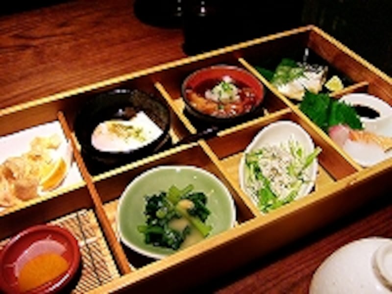 8種類のおかずが整然と並んで美しい「箱膳」1,200円 
