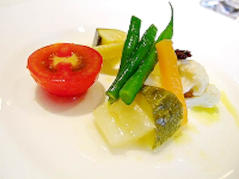 自然な苦味と甘さがうまく絡み合う、野菜のマリネ