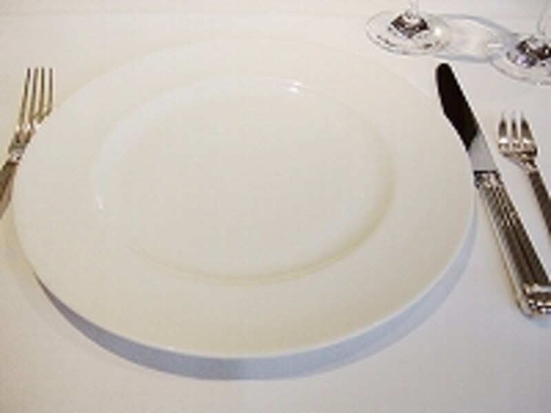 料理の皿はもちろん、最初からテーブルに置かれているショウプレート(位置皿）も真っ白です。