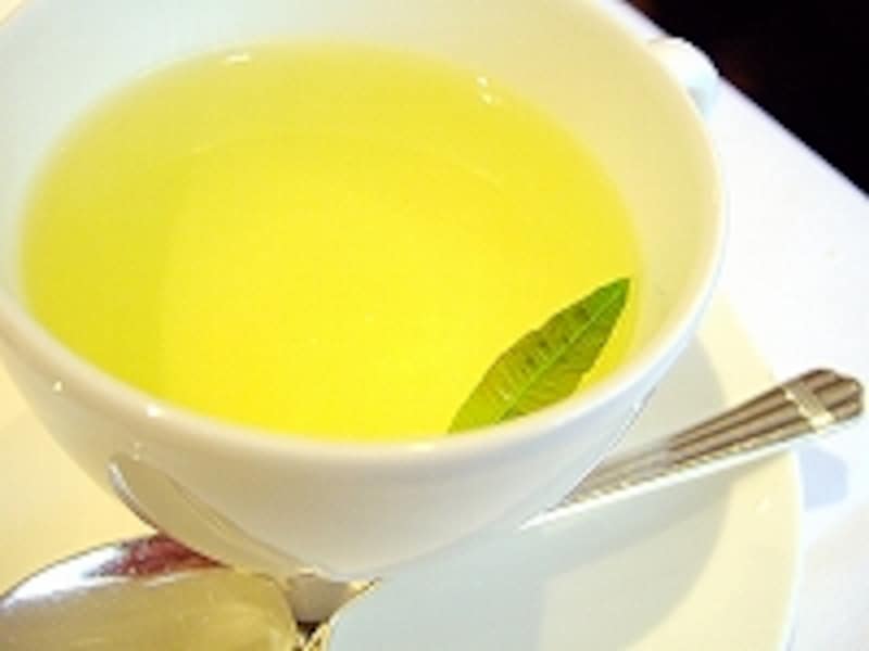 ハーブティーにはフレッシュハーブが一切れ。鮮やかな緑色がとても映えます。