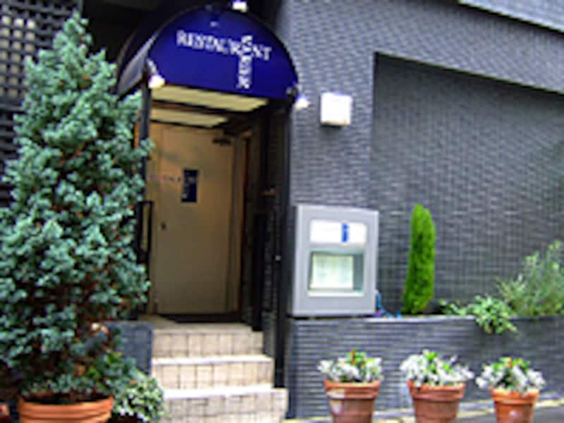 お店の外観です。あくまでシンプルに。しかし、レストランとして凛とした風格があります。
