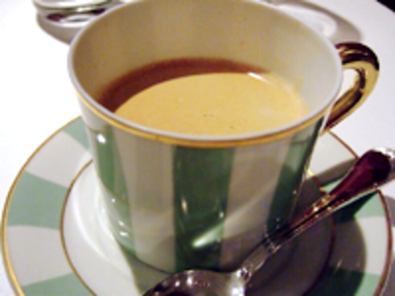 コーヒーを飲んで、ほっと一息。最後までおいしいのがフレンチです。