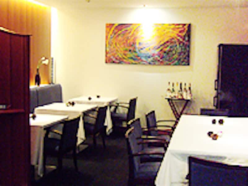 白い壁や上品なネイビーブルーで構成された空間はれっきとした「レストラン」