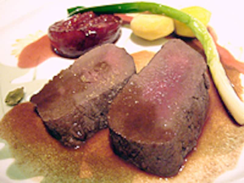 肉料理は“鹿ロース肉のロティ 栗といちじく添え カルダモン風味のソース”。これまで食べたことのない、優しい味わいの鹿肉です。
