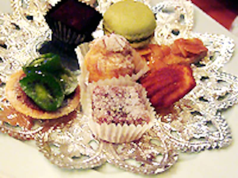 たくさんのプティフールが並んでいると嬉しい……のですが、さすがに食べ切れませんでした。