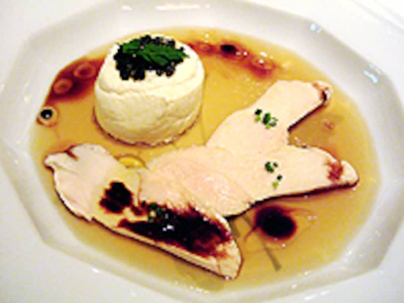 前菜は“地鶏のコンソメゼリー 根セロリクリームにキャビアをのせて”。フランス料理らしく、香りを大切にしています。