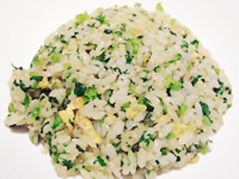 細かく刻まれたほうれん草の緑が美しい炒飯。パラパラ度もバッチリです。