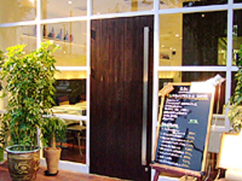 全面ガラス張りで採光を良くした、お店の外観。