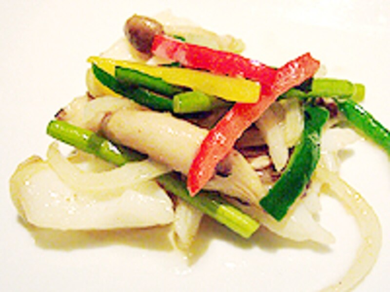 さっぱりと仕上げた紋甲イカの炒め。ヘルシーな味わいも女性を意識しています。