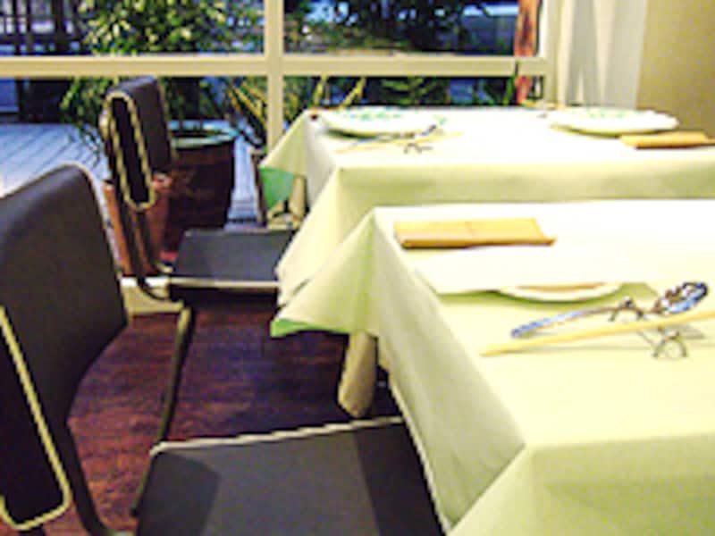 このテーブルたちも、すぐに女性で満席になります。