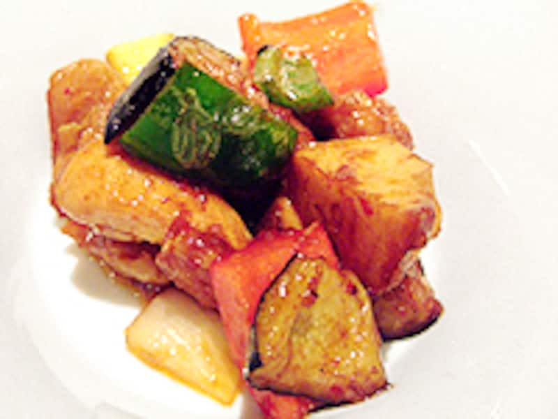 醤（ジャン）を使った鶏肉の炒め。辛味がもっと欲しければ、最初に出た豆板醤を加えて。