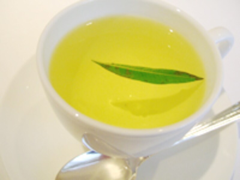 ハーブティーには一切れの葉っぱが浮かんでいます。