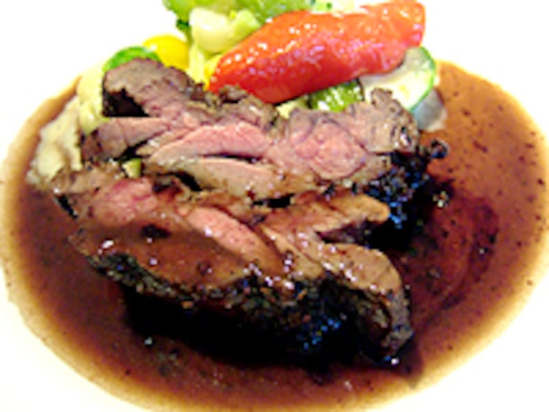 希少な首肉を使い、野菜の甘味とも相性抜群　 “旭川産　えぞ鹿の首肉ロースト　ソース・ポワブラード”