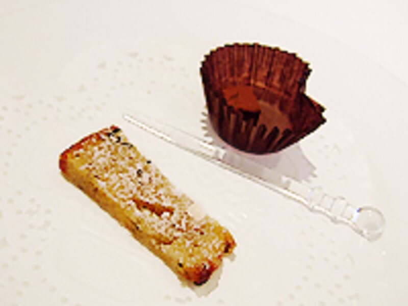 ハーブティーをいただきながら、至福の時。 “パウンドケーキとショコラ”