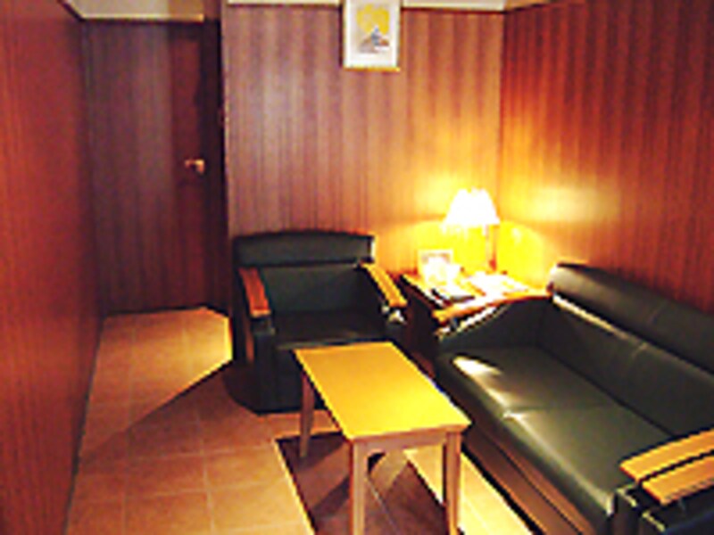 神戸のプチメゾンでは珍しいウェイティング。久しぶりの父娘の再会にもふさわしい、上品な空間。